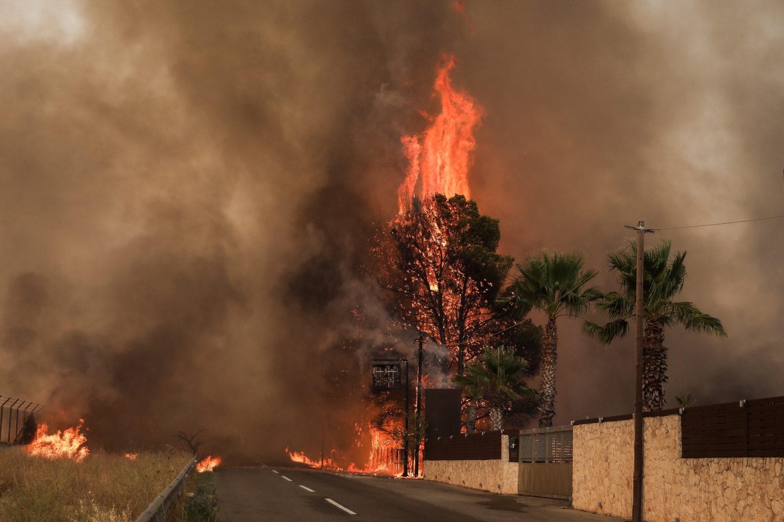 Βαρυμπόμπη: Ασθενείς οι άνεμοι αλλά η φωτιά έγινε ανεξέλεγκτη