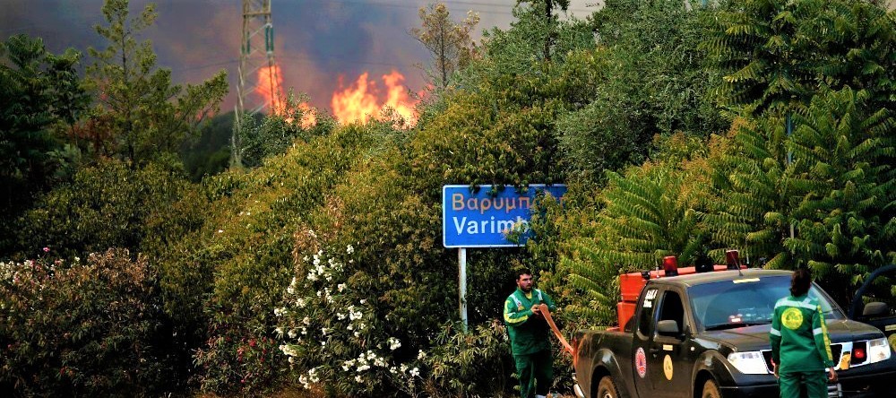 Καίγεται μεγάλο μέρος της Βαρυμπόμπης – Απεγκλωβισμοί με ελικόπτερα- «Καίγονται σπίτια- Πουθενά η πυροσβεστική»