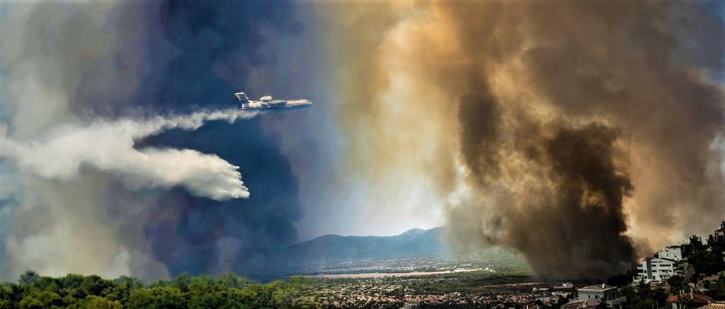 Εκκενώνουν την Βαρυμπόμπη και τις Αδάμες με μεγάλη καθυστέρηση – Μέσα από τις φλόγες περνούν οι πολίτες για να σωθούν!