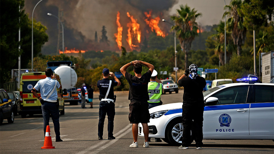 Φωτιά στη Βαρυμπόμπη: Κάηκαν ολοσχερώς σπίτια και αυτοκίνητα (βίντεο)