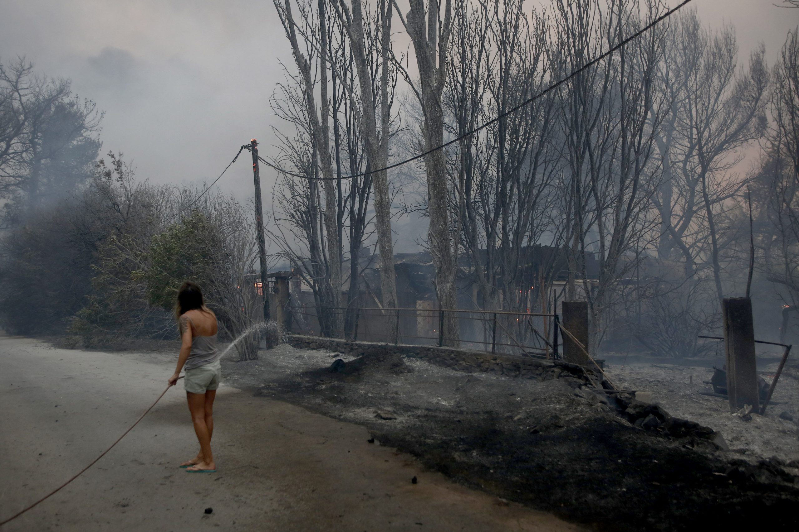 Εικόνες καταστροφής και θλίψης από τη φωτιά: Διακοπές ρεύματος σε περιοχές της Αττικής – Ποιοι δρόμοι έχουν κλείσει