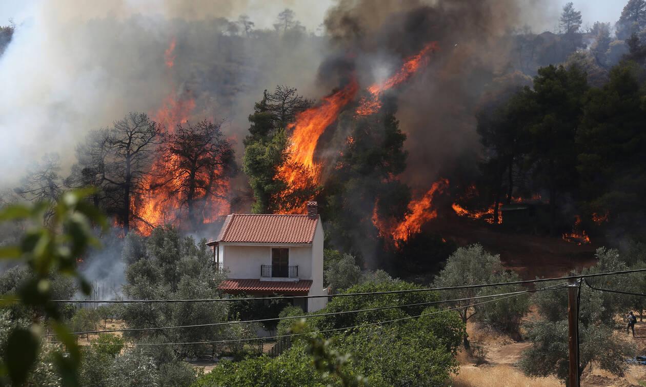 Ανεξέλεγκτη η φωτιά στην Εύβοια: Τρεις πυροσβέστες με εγκαύματα στο Κέντρο Υγείας Μαντουδίου