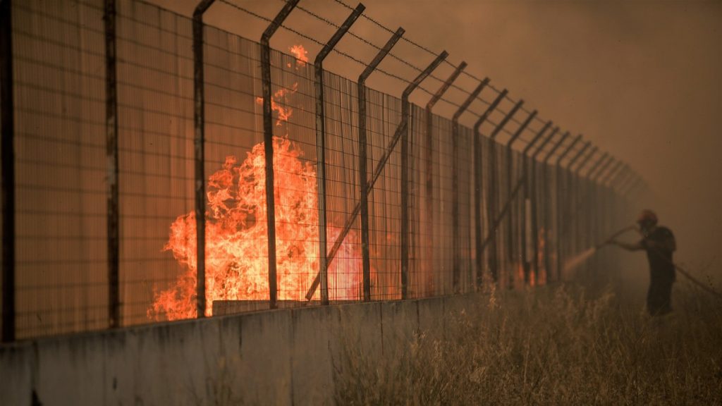 Κόλαση φωτιάς σε Βαρυμπόμπη, Τατόι, Θρακομακεδόνες: Καμένα σπίτια και στάχτη – Στο νοσοκομείο πολίτες