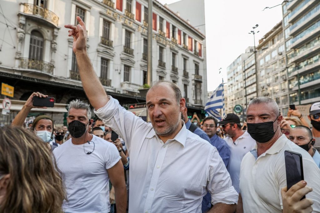 Φ.Βόβολης για φωτιά στην Βαρυμπόμπη: «Παραιτηθείτε τώρα»