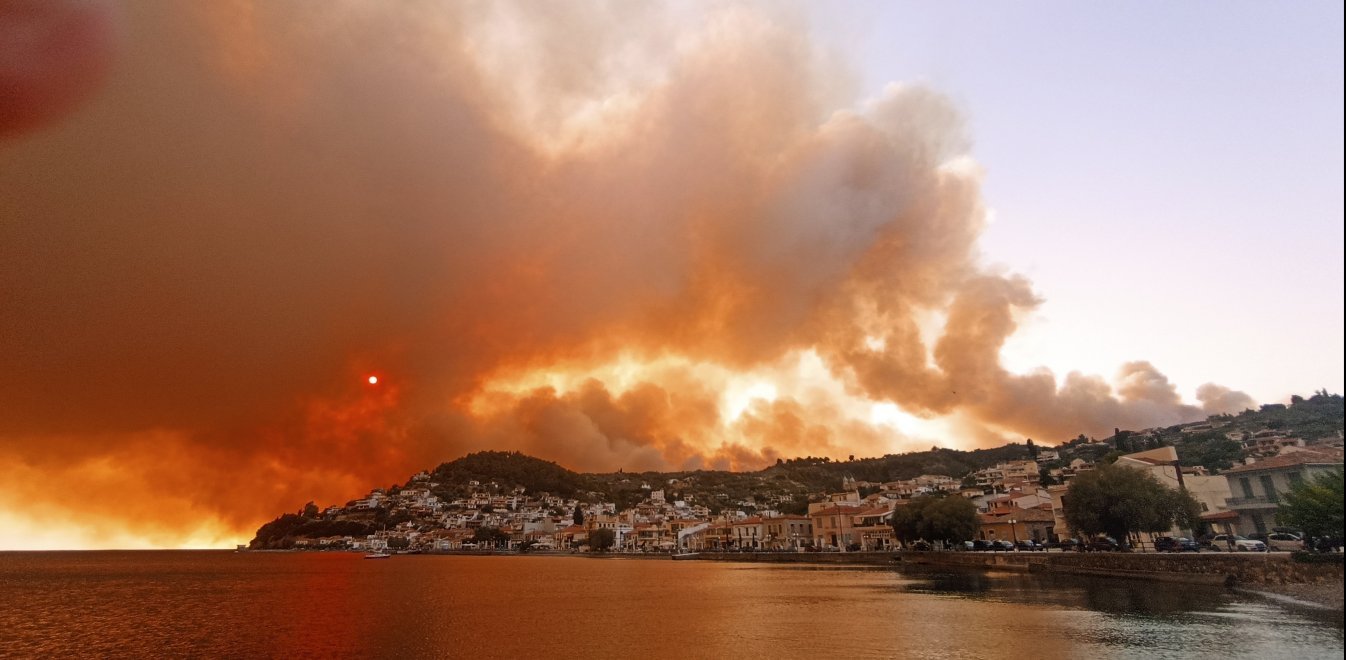 Η Ελλάδα στο έλεος της πύρινης λαίλαπας: Νύχτα εφιάλτης και στην Εύβοια – Καθηλωμένα τα αεροσκάφη λόγω καπνού
