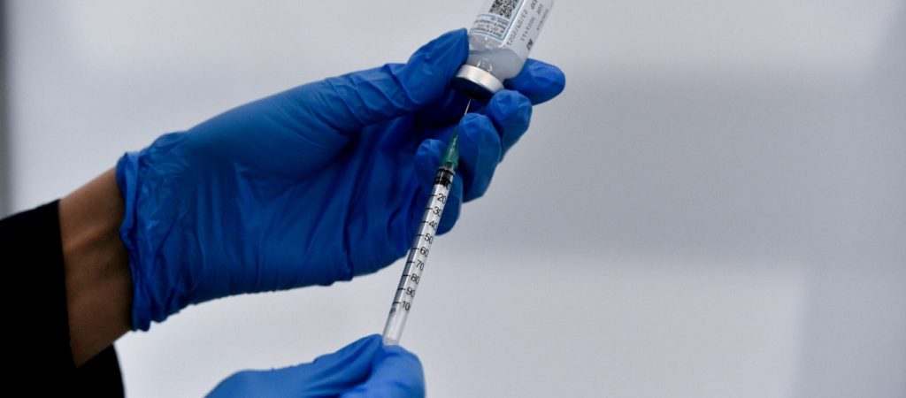 Η Μ.Βρετανία ετοιμάζεται να δώσει το «πράσινο φως» για τον εμβολιασμό εφήβων 16-17 ετών
