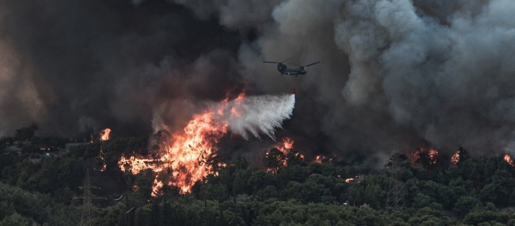 Meteo: Πώς η φωτιά στη Βαρυμπόμπη «εκτόξευσε» τη θερμοκρασία και δημιούργησε τον δικό της καιρό