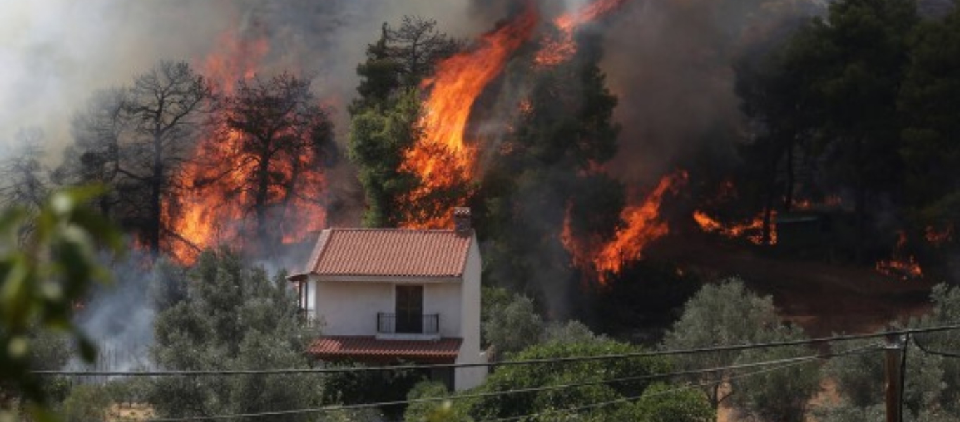 Δραματικές στιγμές στην Εύβοια – Οι φλόγες έφτασαν στο μοναστήρι του Όσιου Δαυΐδ