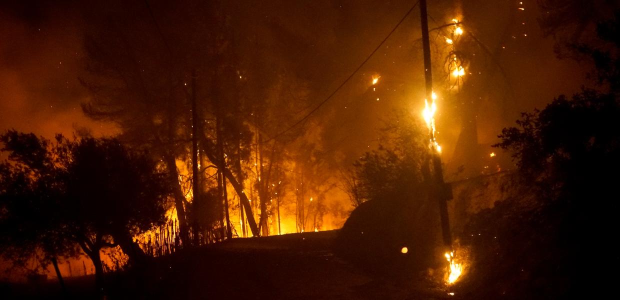 Στα 400 μέτρα από το μουσείο της αρχαίας Ολυμπίας οι φλόγες – Χωρίς ρεύμα η περιοχή (upd)