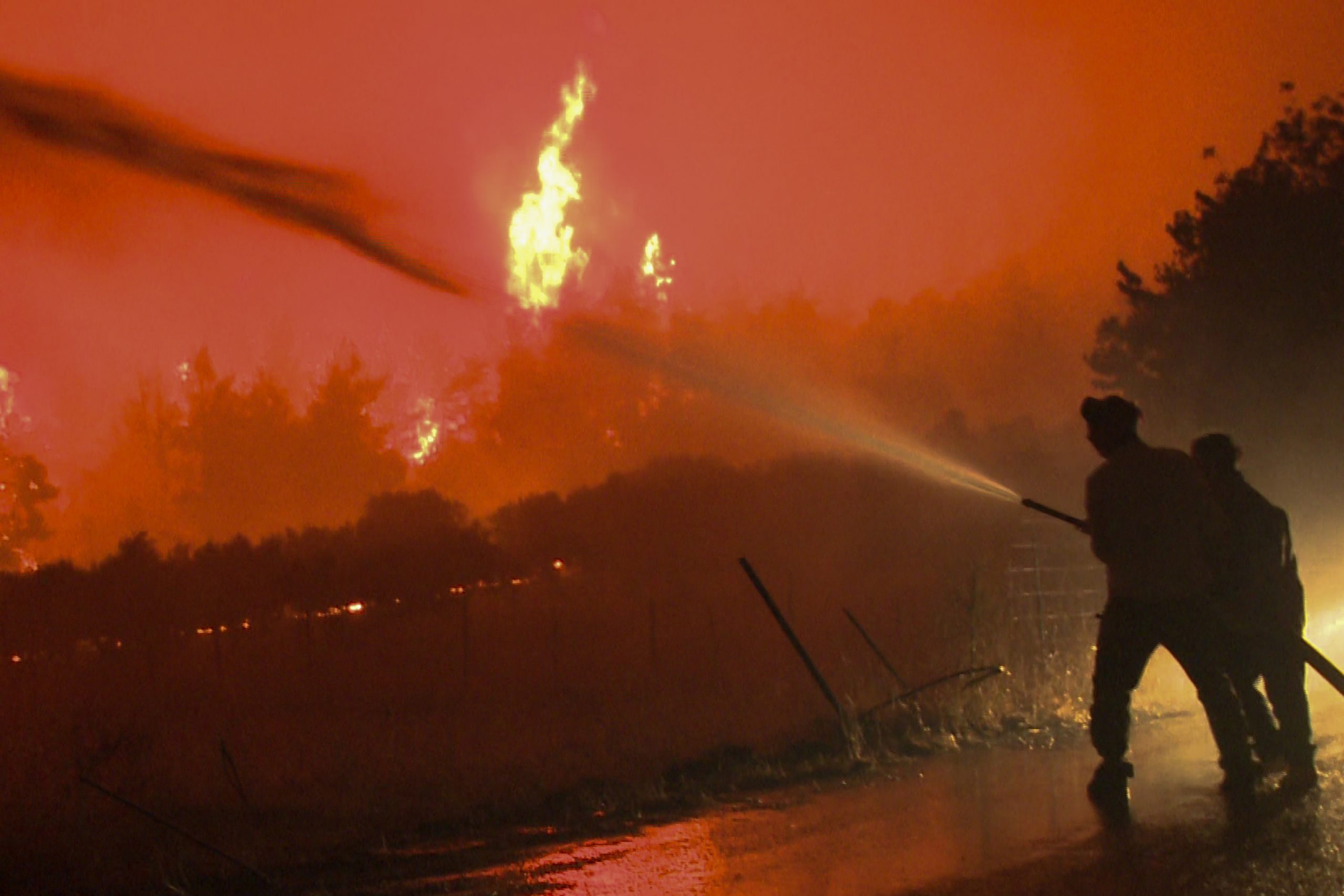 Ανεξέλεγκτη η φωτιά στην Εύβοια: Καίγονται τα πάντα για 3η μέρα! -Χτυπούν καμπάνες για να εγκαταλείψουν τα σπίτια τους