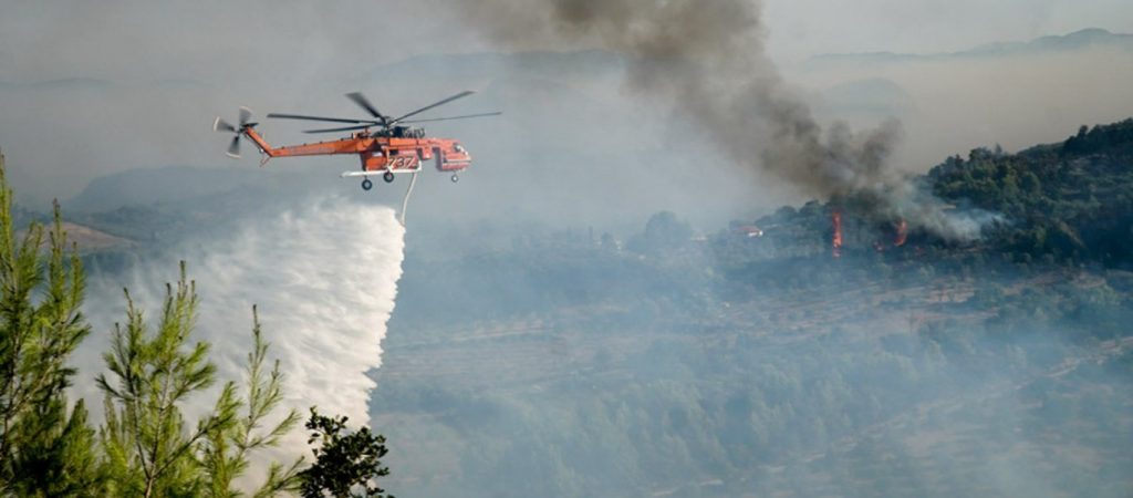 Φωτιά στην Ηλεία: Αναγκαστική προσγείωση ελικοπτέρου κοντά στην Εθνική (βίντεο)