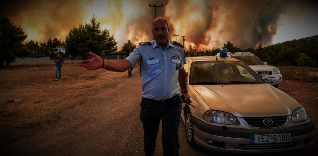 Συναγερμός στην Ιπποκράτειο Πολιτεία – Φλέγεται ο οικισμός – Πέρασε την Εθνική Οδό η πυρκαγιά