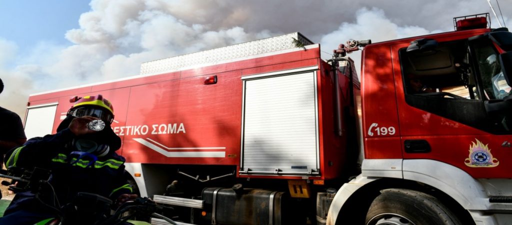 Πυρκαγιά στη Βαρυμπόμπη: Έκλεισε η Εθνική οδός από τα Οινόφυτα μέχρι τη γέφυρα Καλυφτάκη