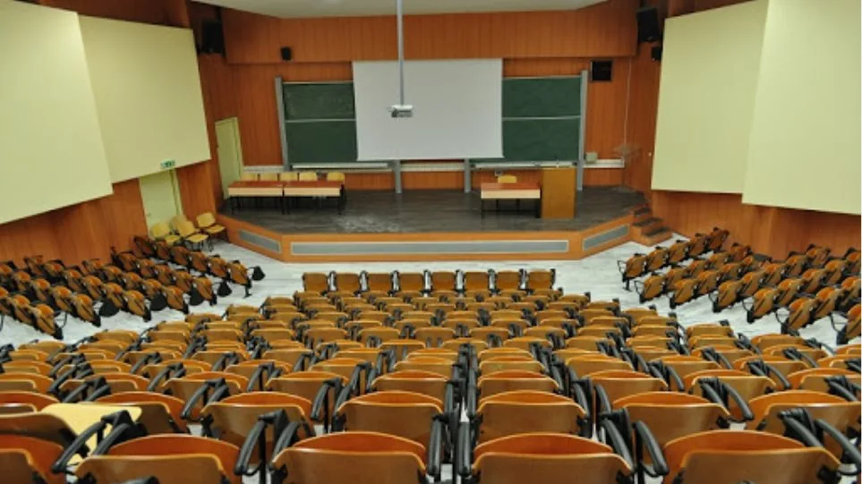 Σενεγάλη: Φοιτητής ντύθηκε… γυναίκα, πήγε να δώσει εξετάσεις για τη φίλη του και φυλακίστηκε!