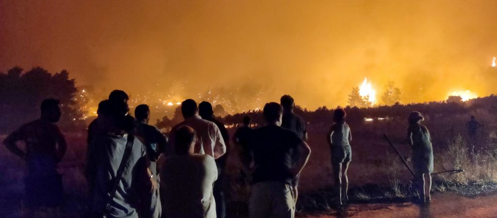 Φωτιά Εύβοια: Μήνυμα του 112 για εκκένωση της Λίμνης – Με φέρι μποτ φεύγουν οι κάτοικοι