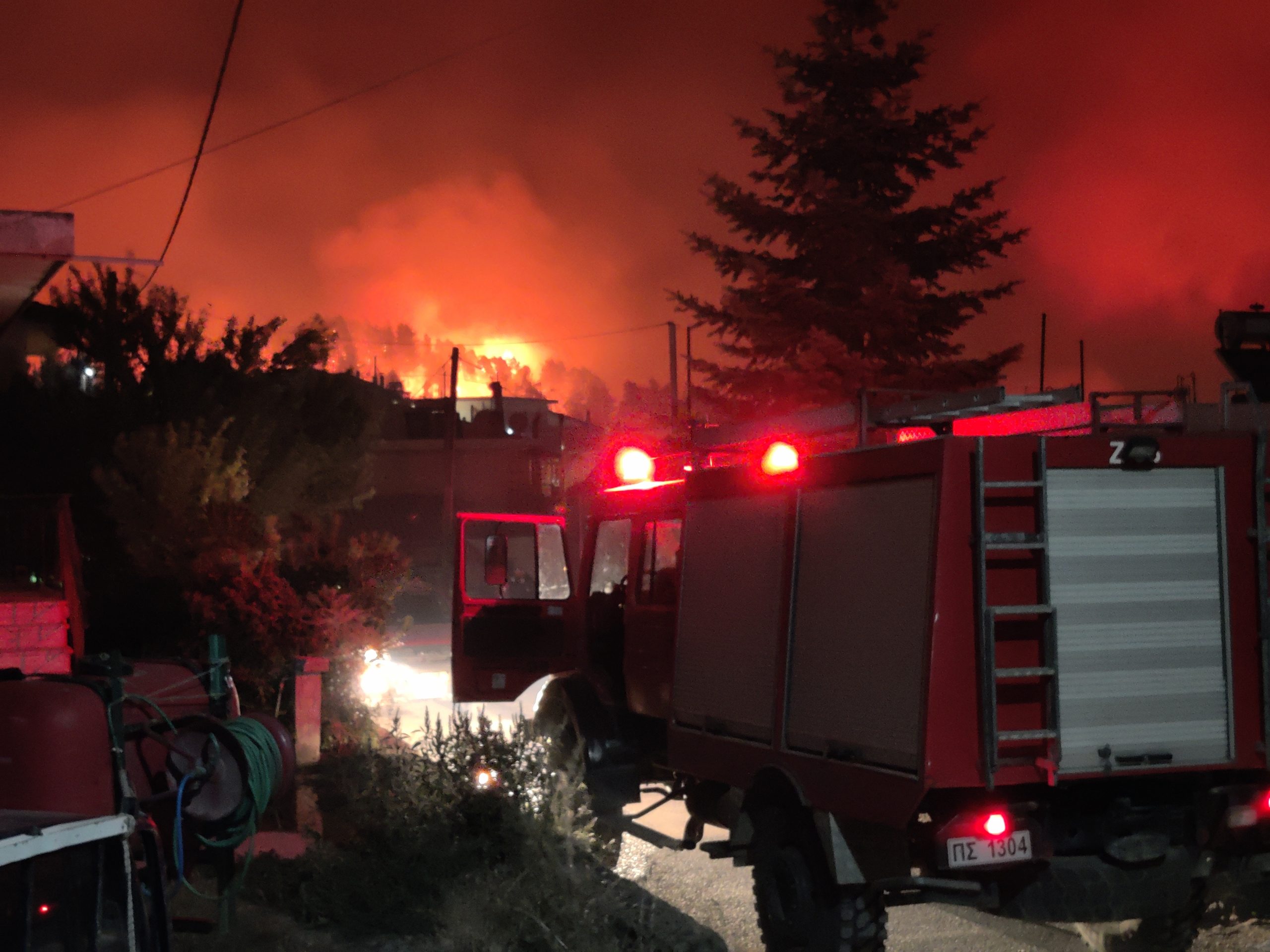 Στις φλόγες η Ελλάδα: 20 άτομα στο νοσοκομείο – Εκκενώθηκε γηροκομείο στον Άγιο Στέφανο