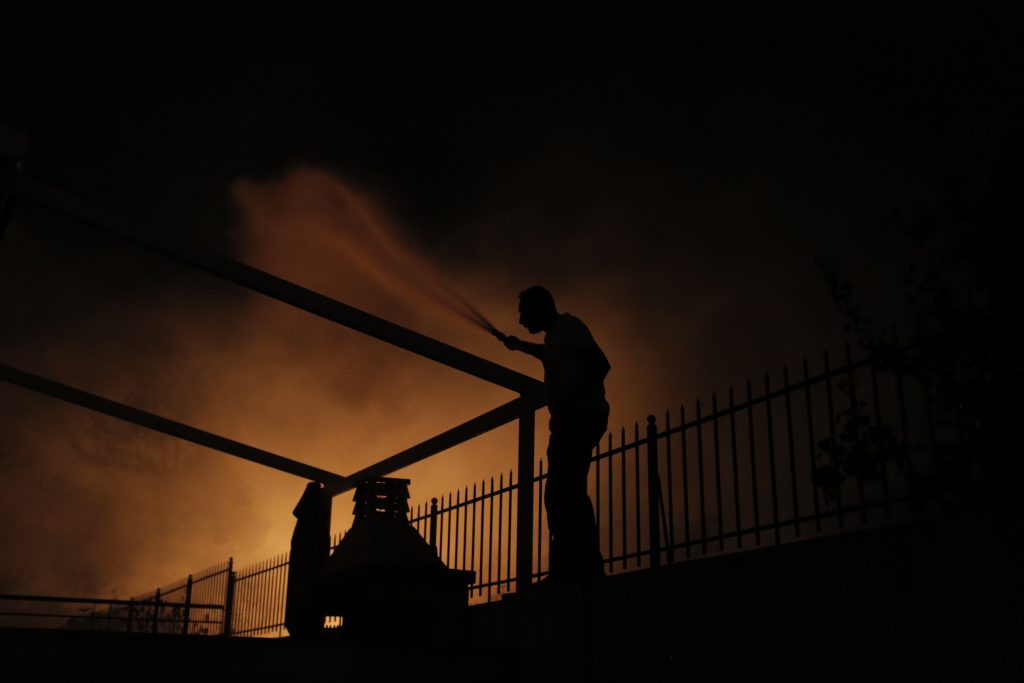 «Δεν υπάρχει ούτε ένα πυροσβεστικό»: Εκλιπαρούν οι κάτοικοι των Αφιδνών – Μέτωπο και προς το Καπανδρίτι (βίντεο)