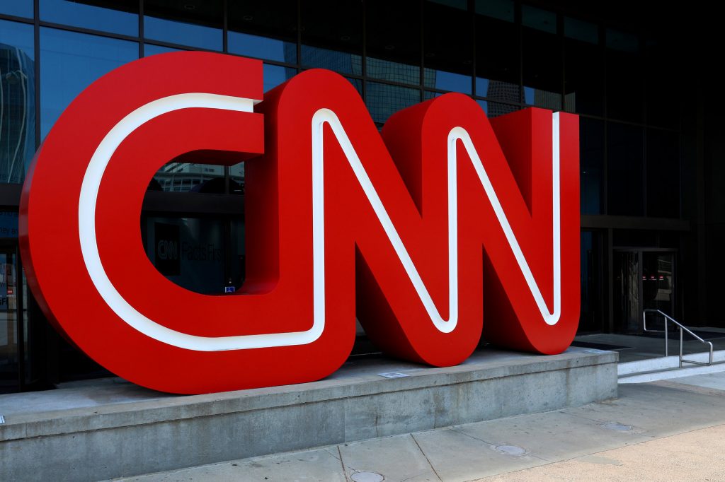 Οι διαχωρισμοί καλά κρατούν: Το CNN απέλυσε τρεις εργαζόμενους επειδή δεν είχαν εμβολιαστεί
