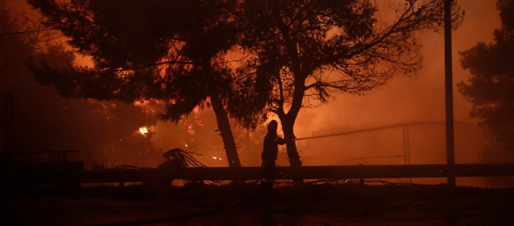 Φωτιά στην Αττική: Έκκληση από το δήμαρχο Μαραθώνα για προληπτική εκκένωση στο Καλέντζι