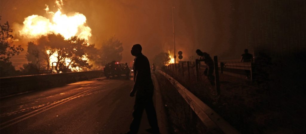 Στο επίκεντρο των ξένων ΜΜΕ οι φωτιές στην Ελλάδα: «H Αθήνα αντιμέτωπη με ακραίες πυρκαγιές»