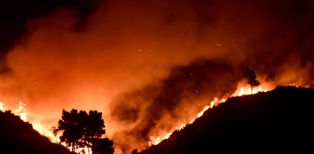 «Αγριεύουν» οι άνεμοι τις επόμενες ώρες – Δυσκολεύουν οι «μάχες» με τις φλόγες