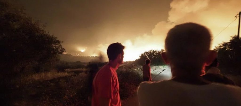 Φωτιά στην Εύβοια: Σε εξέλιξη νέα επιχείρηση διάσωσης των πολιτών με πλεούμενα