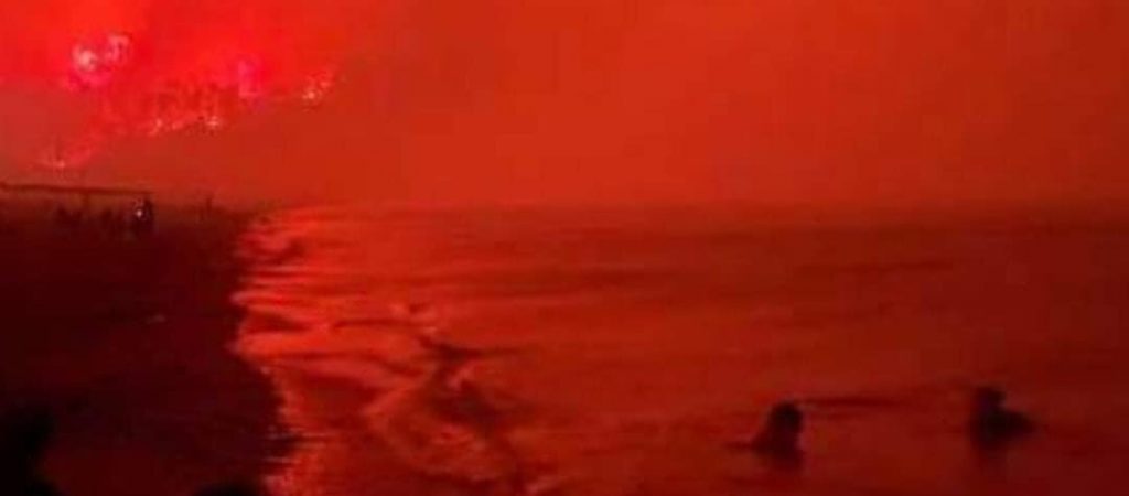 Συγκλονιστική εικόνα από την φωτιά στην Εύβοια – Η παραλία της Αγίας Άννας «πνίγηκε» από τη φωτιά (φώτο)