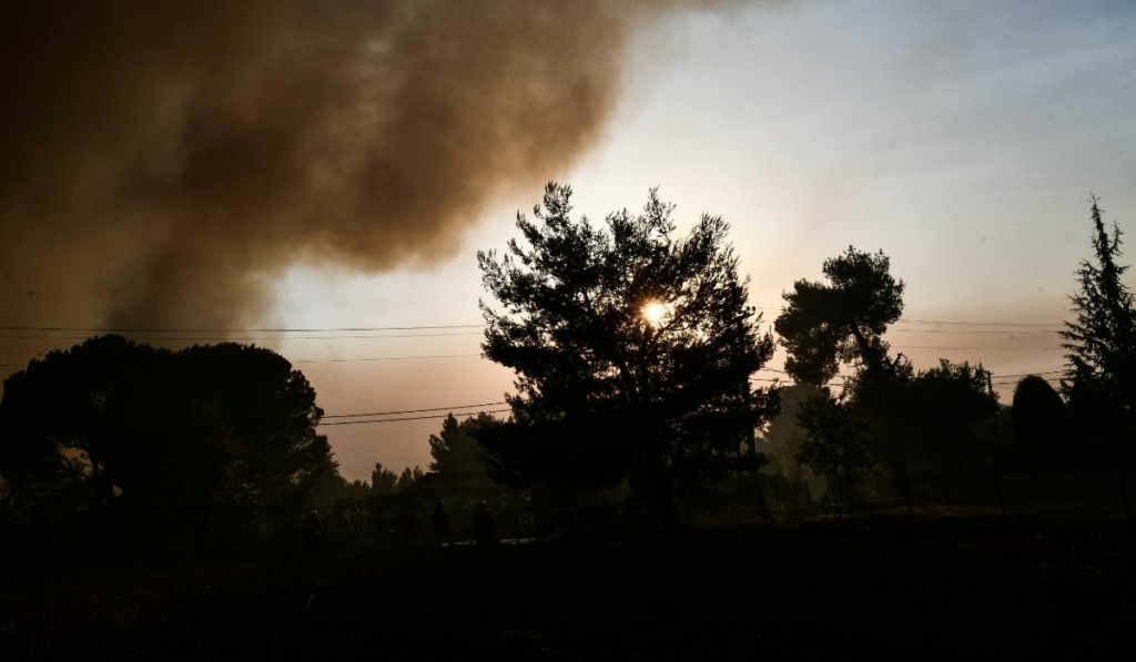 Αυτά τα συμπτώματα μπορεί να οφείλονται στον καπνό της φωτιάς – Ποιοι κινδυνεύουν περισσότερο