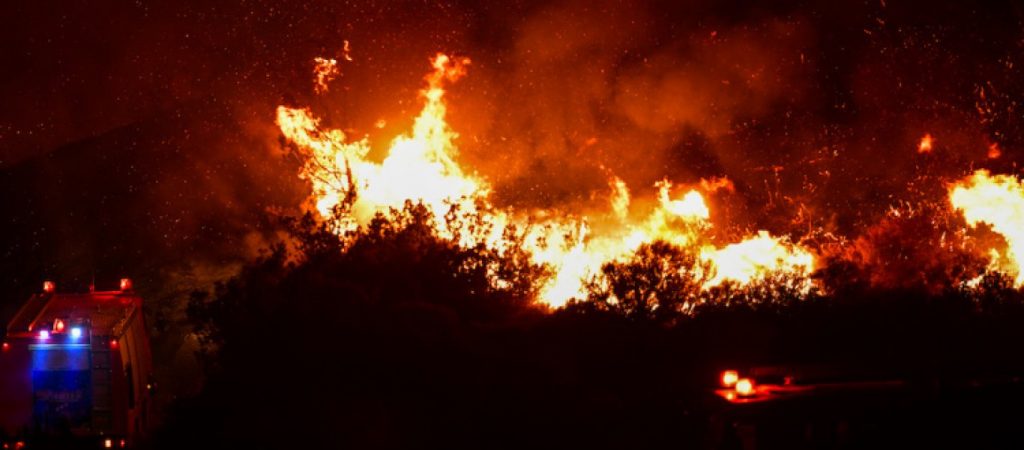 Φωτιά Βαρυμπόμπη: 24χρονη εθελόντρια έσβηνε φωτιά σε άλλα σπίτια ενώ καιγόταν το δικό της (βίντεο)
