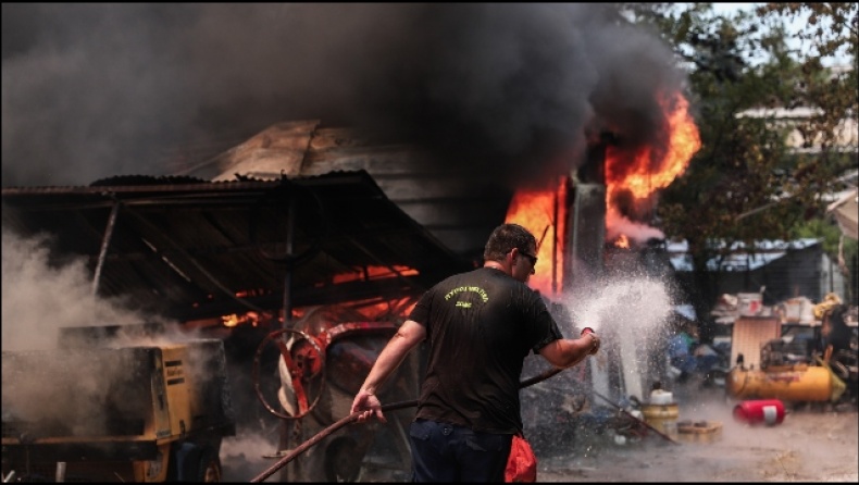 Κρυονέρι: Η φωτιά «καταπίνει» τα σπίτια – Μόνοι τους παλεύουν οι κάτοικοι – Η κυβέρνηση στέλνει SMS! (βίντεο)
