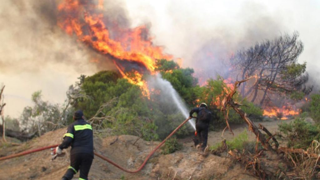 Σούνιο: Υπό έλεγχο η φωτιά – Τι καταγγέλλει ο δήμαρχος Λαυρεωτικής