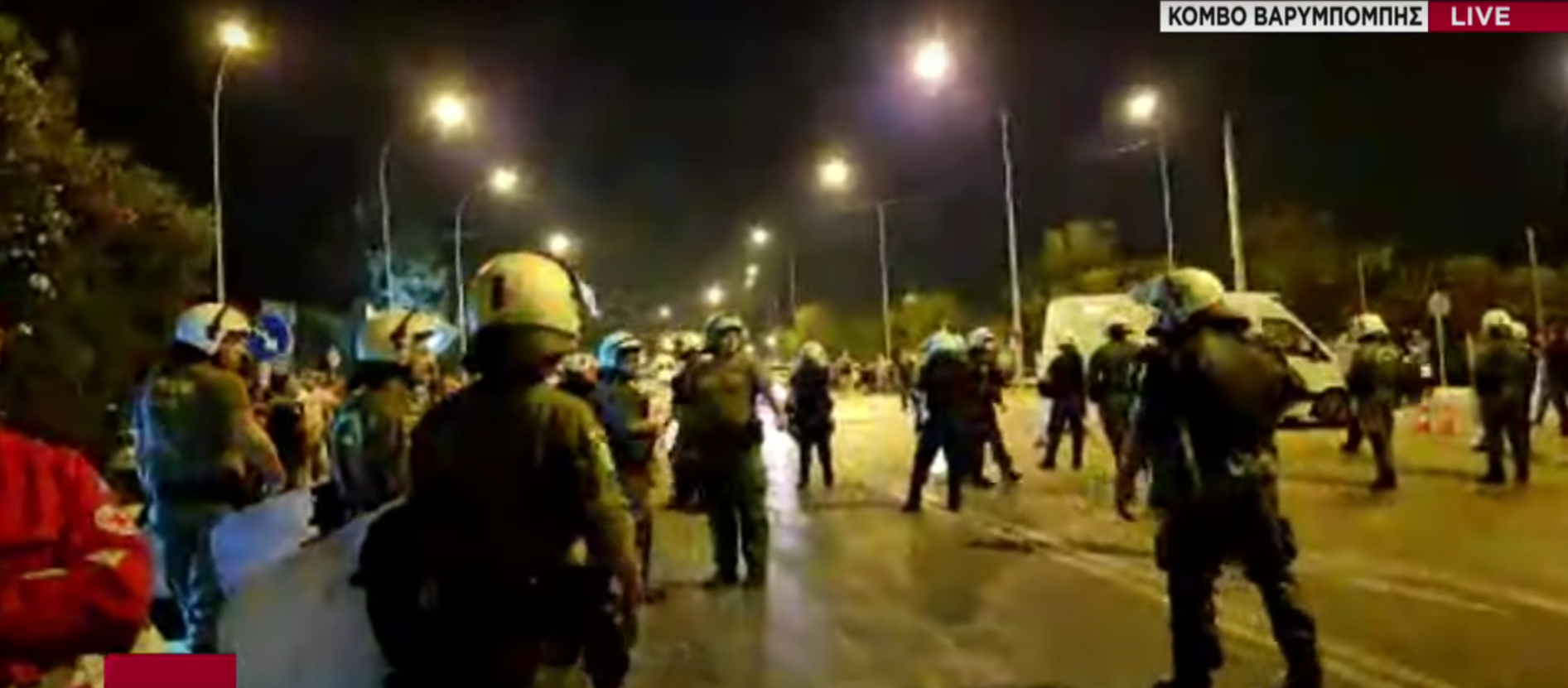 Ντροπή: Η κυβέρνηση έστειλε τα ΜΑΤ για να δείρουν τους πυρόπληκτους στη Βαρυμπόμπη επειδή διαμαρτυρήθηκαν! (βίντεο)