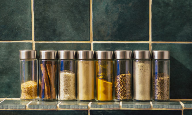 Πόσο διαρκούν μπαχαρικά και μυρωδικά στο ντουλάπι – Πότε πρέπει να τα πετάξετε