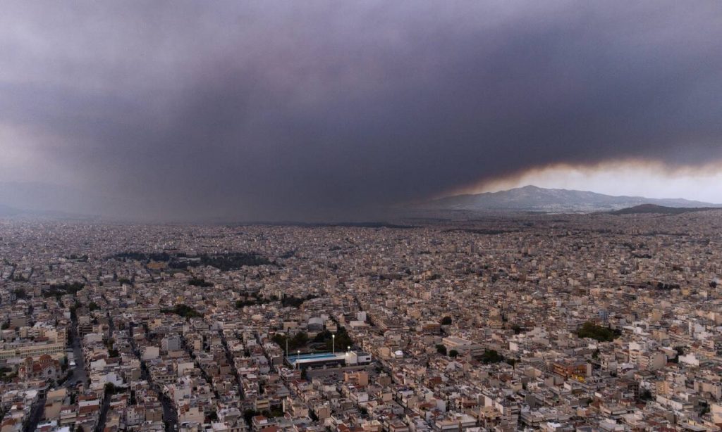 Αλλάζει επικίνδυνα ο καιρός: Καυτοί και δυνατοί άνεμοι έως 8 μποφόρ