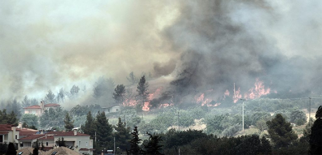 Φωτιές στην Αττική: Ανεξέλεγκτη κατάσταση στον Άγιο Στέφανο – Στις φλόγες ο οικισμός Ποντίων