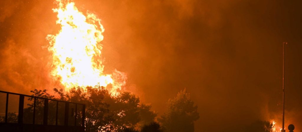 Φωτιά στην Μάνη: Εκτός ελέγχου οι φλόγες – Εκκενώνονται ο ένας μετά τον άλλο οι οικισμοί