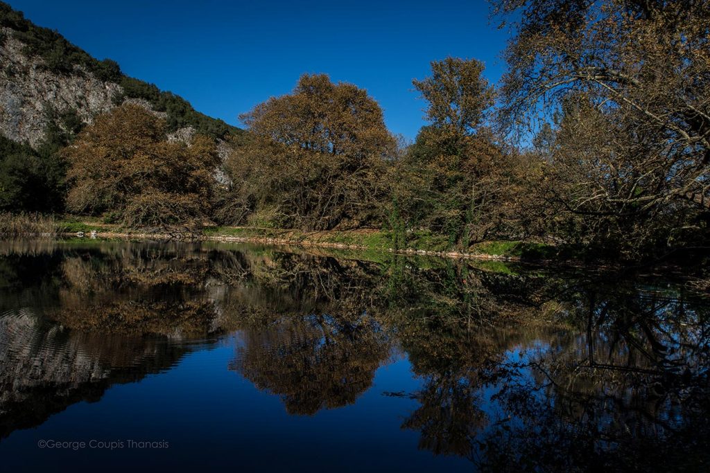 Μοιάζει σαν να βγήκε από παραμύθι: H άγνωστη λίμνη της Ηπείρου με το έντονο χρώμα των νερών που εντυπωσιάζει (βίντεο)