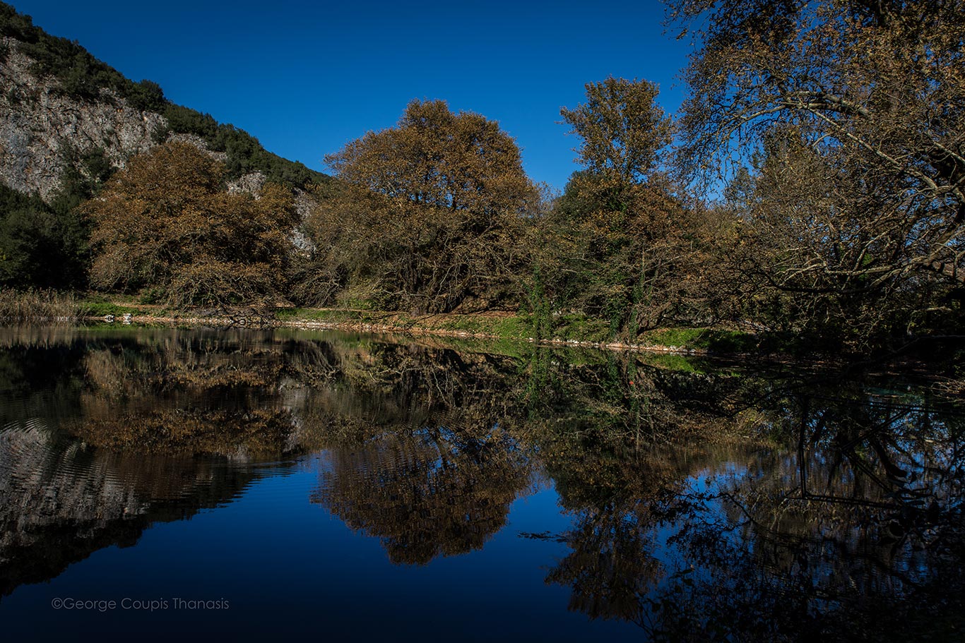 Μοιάζει σαν να βγήκε από παραμύθι: H άγνωστη λίμνη της Ηπείρου με το έντονο χρώμα των νερών που εντυπωσιάζει (βίντεο)