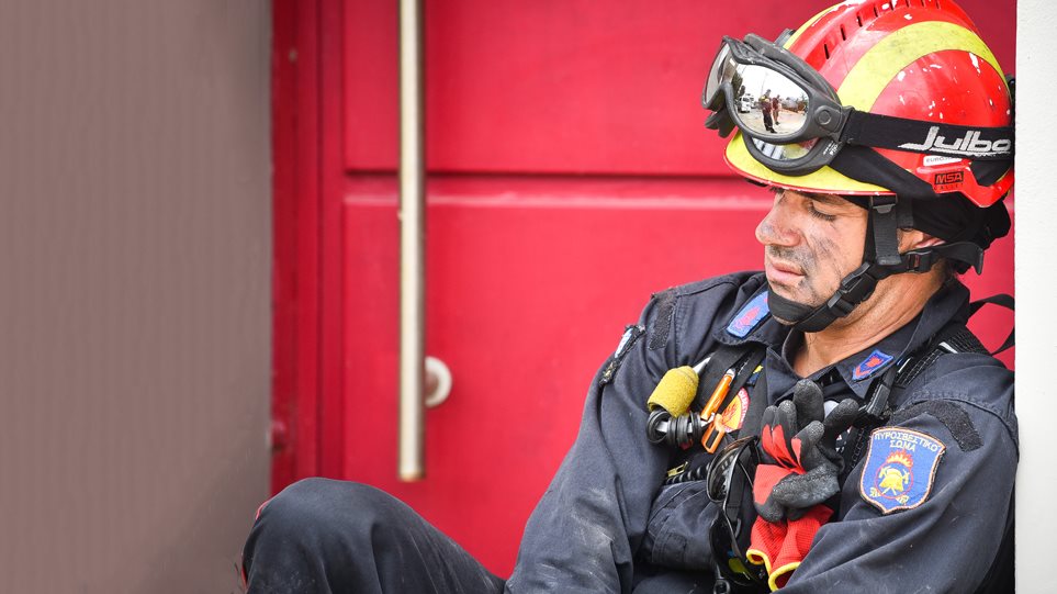 Τον γύρο του διαδικτύου κάνει η φωτογραφία με τους εθελοντές πυροσβέστες στις Αφίδνες να ξαπλώνουν στο έδαφος (φωτο)