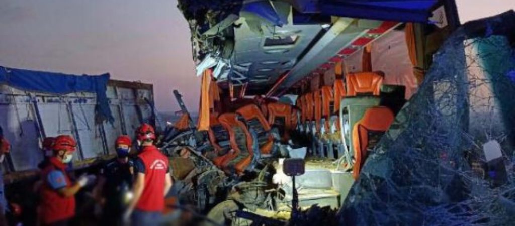 Πολύνεκρο τροχαίο στην Τουρκία – Εννέα νεκροί σε σύγκρουση λεωφορείου με φορτηγό