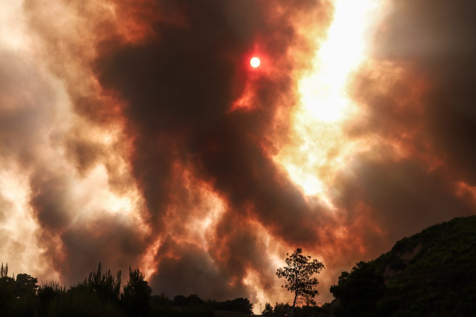 Τα διεθνή μέσα ενημέρωσης μιλούν για τις φωτιές στην Ελλάδα – «Δεν έχει τέλος η πύρινη ”κόλαση”»