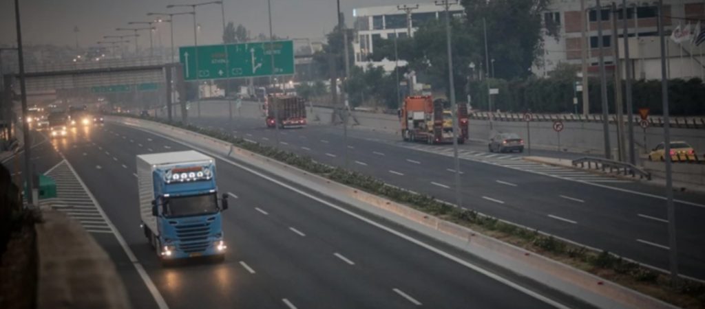 Φωτιά στην Αττική: Κλειστή παραμένει και στα δύο ρεύματα η Εθνική Οδός Αθηνών – Λαμίας