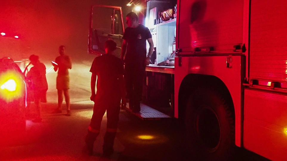 Αττική: Νύχτα αγωνίας για τις αναζωπυρώσεις – Συνεχείς περιπολίες στρατού και ΕΛΑΣ