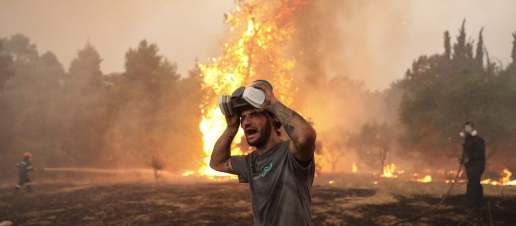 Συγκλονιστικές εικόνες της Αττικής από ψηλά – Θυμίζει πραγματική κόλαση το τοπίο (βίντεο)