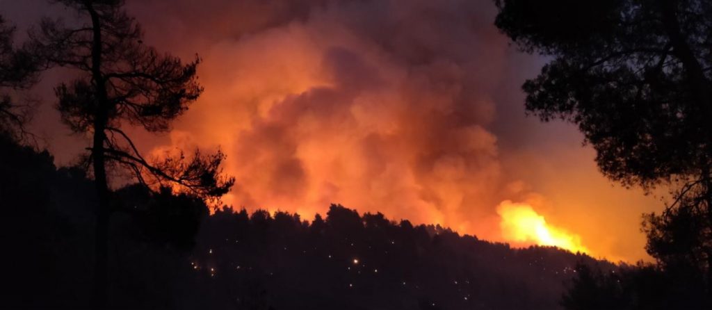 Φωτιά σε Εύβοια και Πελοπόννησο: Εννέα πολίτες νοσηλεύονται σε νοσοκομεία και Κέντρα Υγείας