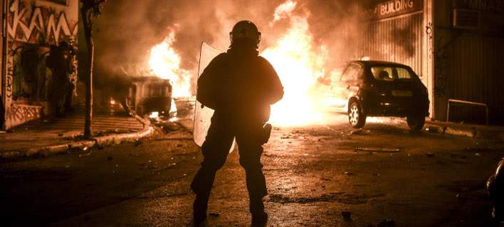 Η φωτιά συνέχιζε να καίει  Βαρυμπόμπη, Θρακομακεδόνες & Μαλακάσα υπό την προστασία των ΜΑΤ – Νέες… εκκενώσεις (βίντεο)