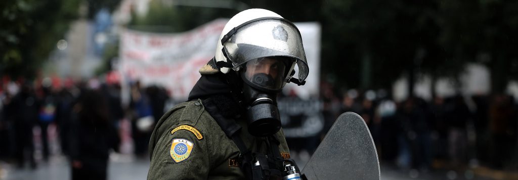 Βίντεο αίσχους: Η κυβέρνηση έστειλε τα ΜΑΤ να εμποδίσουν υδροφόρες & εθελοντές να πάνε στη Βαρυμπόμπη (upd)