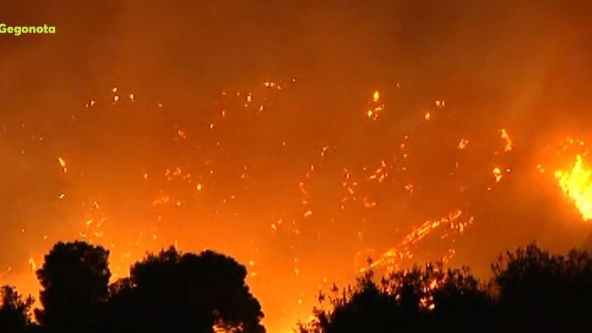 Στις φλόγες η Εύβοια: Μάχη για την Ιστιαία- Σκάφη παραλαμβάνουν πυρόπληκτους στα Βασιλικά (upd3)