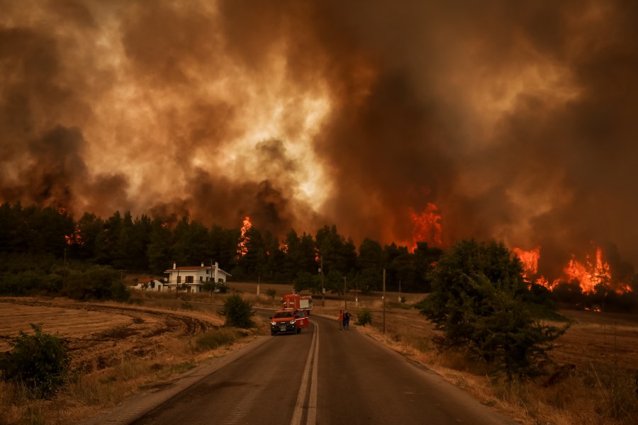 Φωτιά στην Εύβοια: Η Περιφέρεια Αττικής συνδράμει στην κατάσβεση με ειδικά οχήματα
