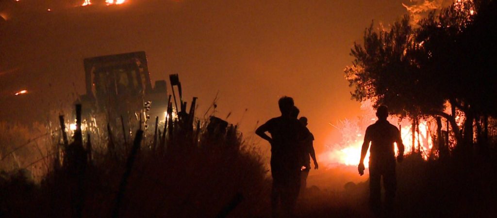 Ο Δήμαρχος Μαντουδίου εκθέτει την κυβέρνηση: «Οι ρίψεις ξεκίνησαν στις 11:30 το πρωί – Eπιχειρούσε μόνο ένα ελικόπτερο»!